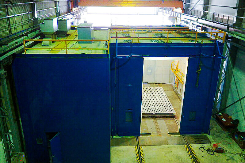 Sand blasting booth for metal surface cleaning