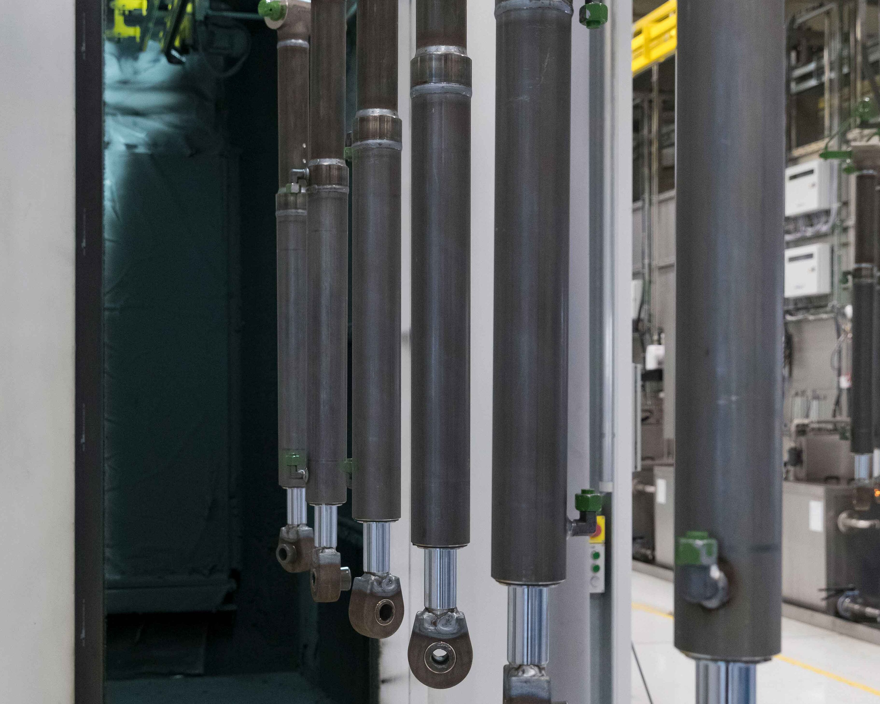 As peças de trabalho se deslocam para a cabine automática