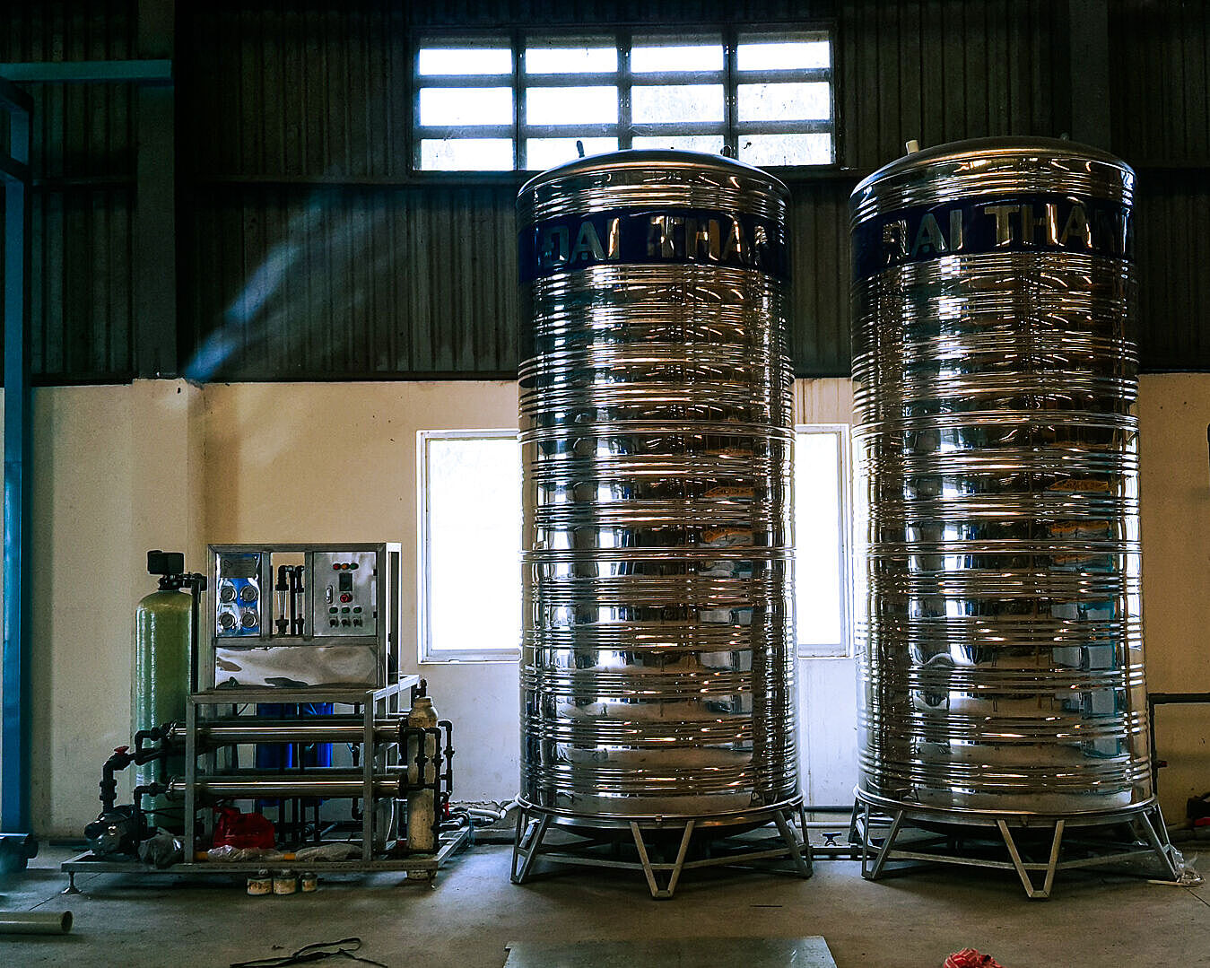 Filtration unit for producing low-conductivity process water