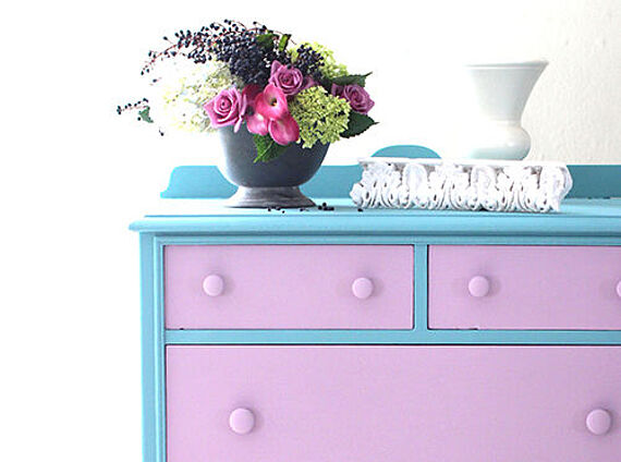 Commode avec une peinture à la craie