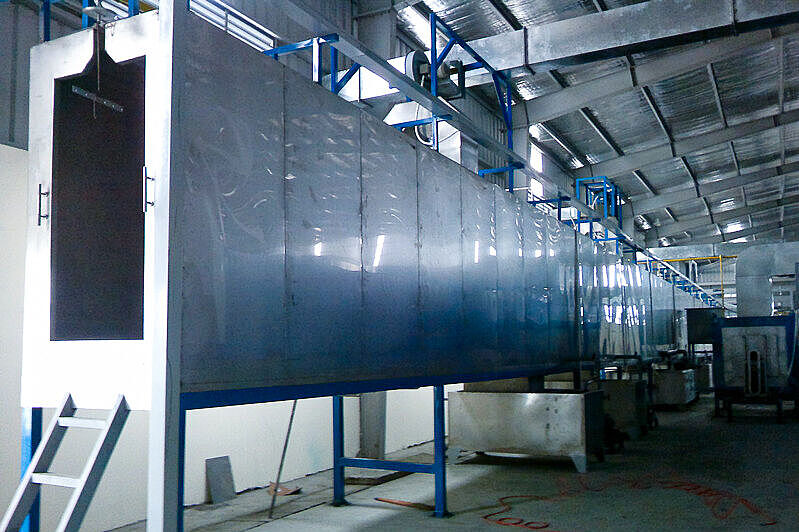 Spray pre-treatment tunnel for suspended parts
