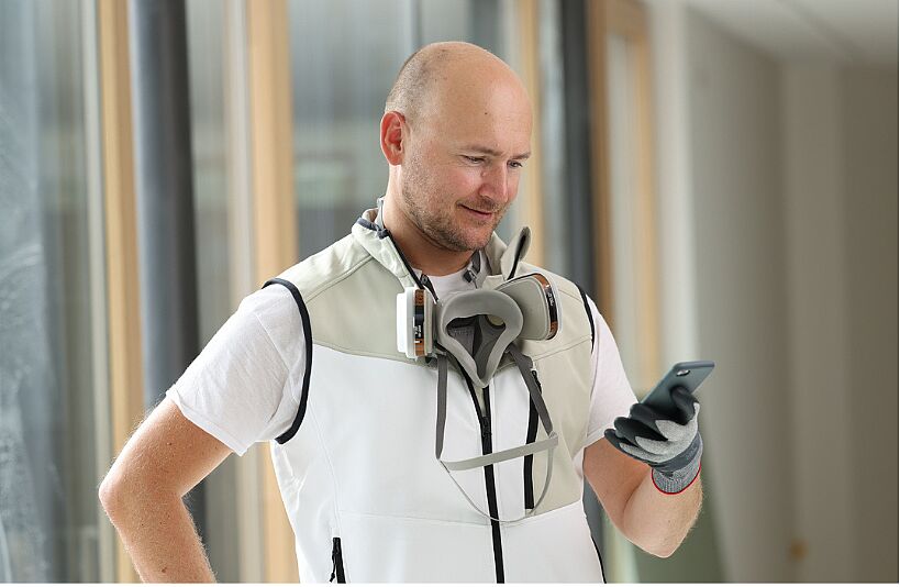 Hannes mit Handy