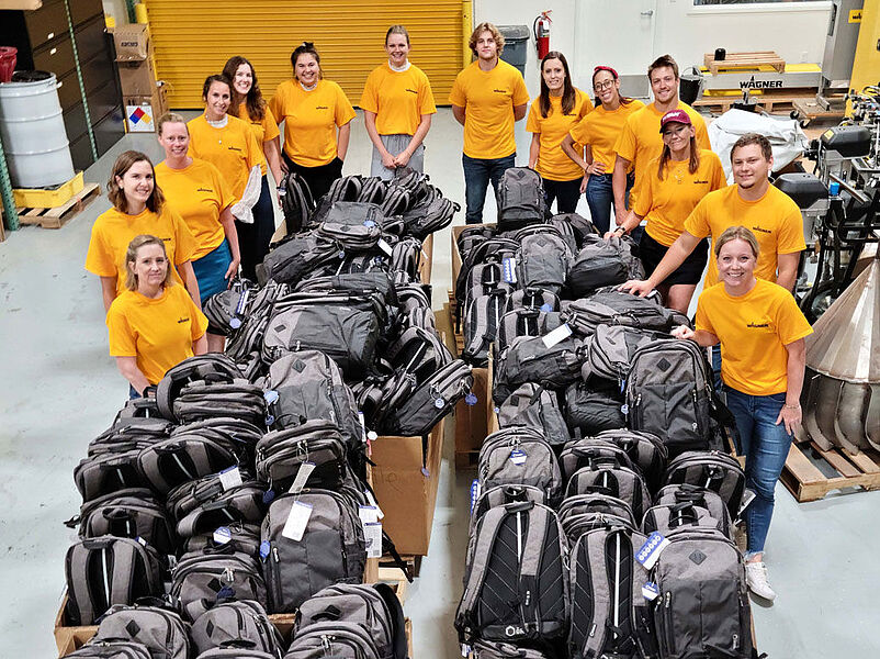 500 Schulranzen gefüllt von freiwilligen Wagner Mitarbeitern: Gruppenfoto