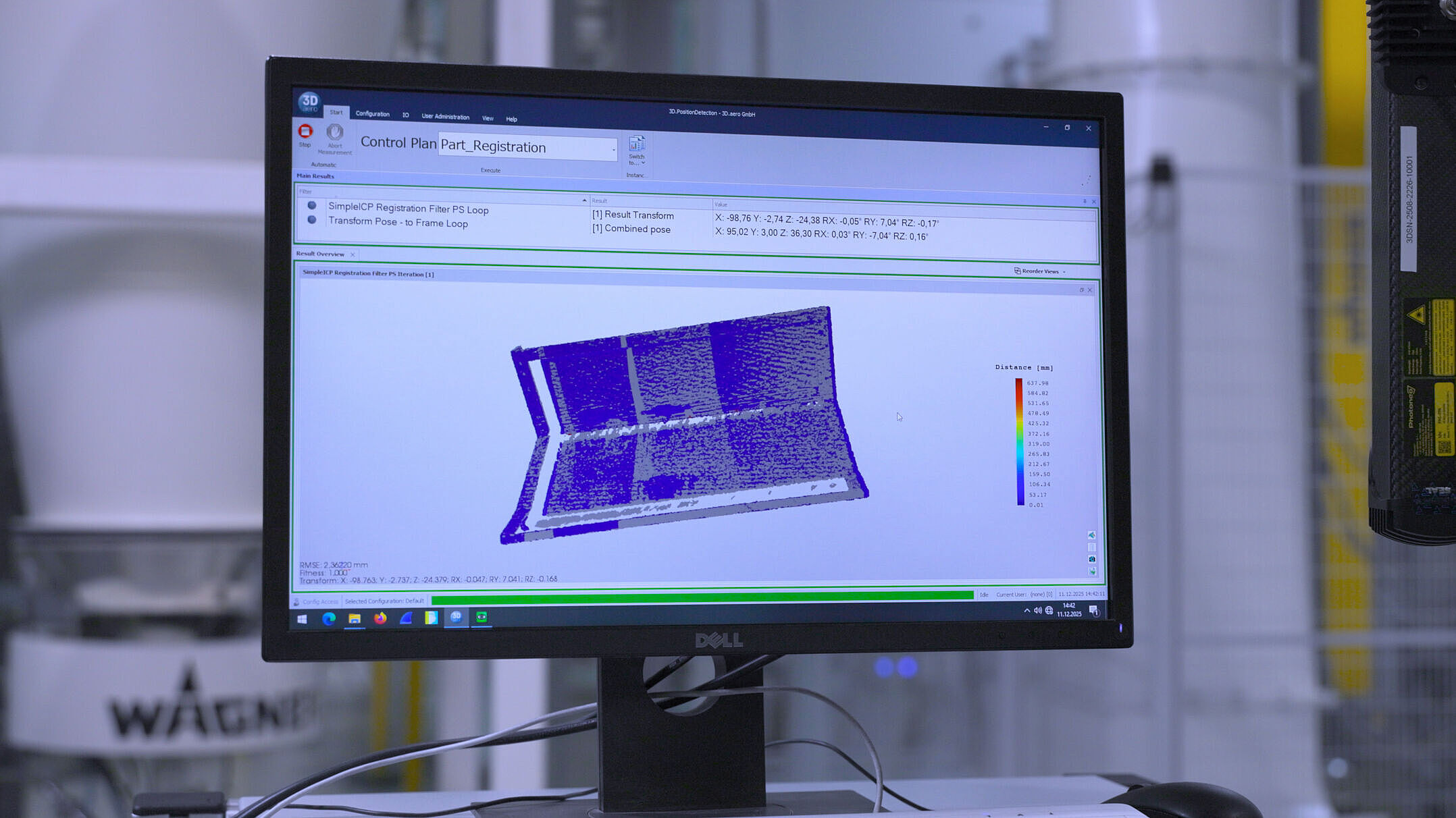 Monitor zeigt 3D‑Simulation eines Bauteils in technischer Umgebung