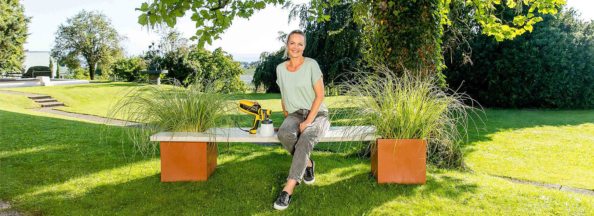 Wooden bench with planters, Eva Brenner and W 590 FLEXiO Result