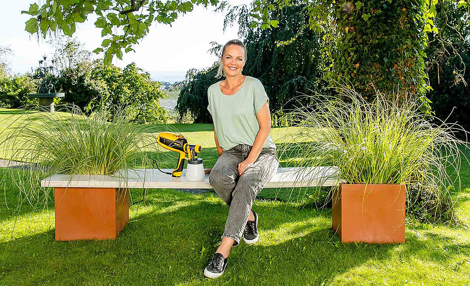 Wooden bench with planters, Eva Brenner and W 590 FLEXiO Result