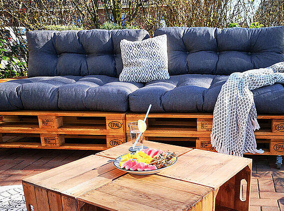 Creating an outdoor living room with pallet furniture