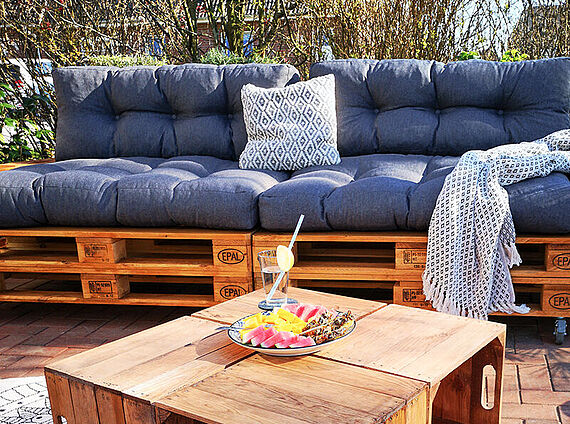 Creating an outdoor living room with pallet furniture