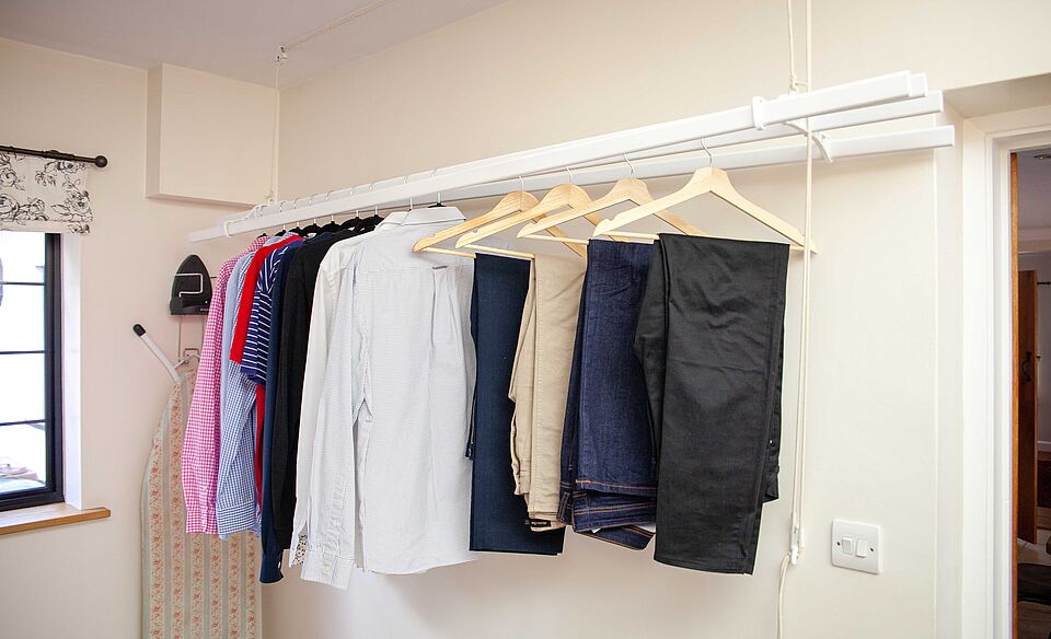 Etendoir à linge prêt avec vêtements