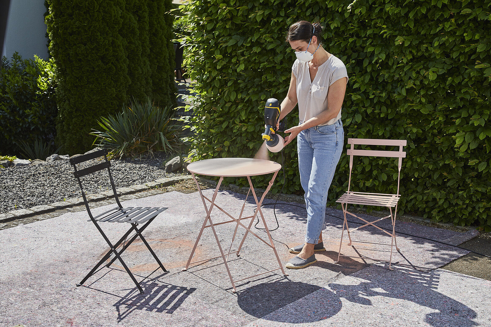 The compact spray system for paint and varnish