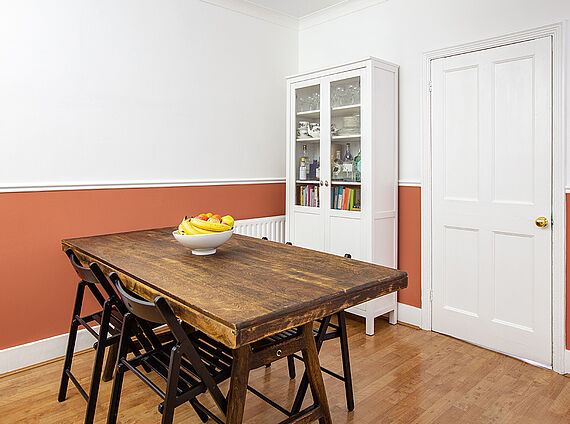 Two-tone walls in the dining room