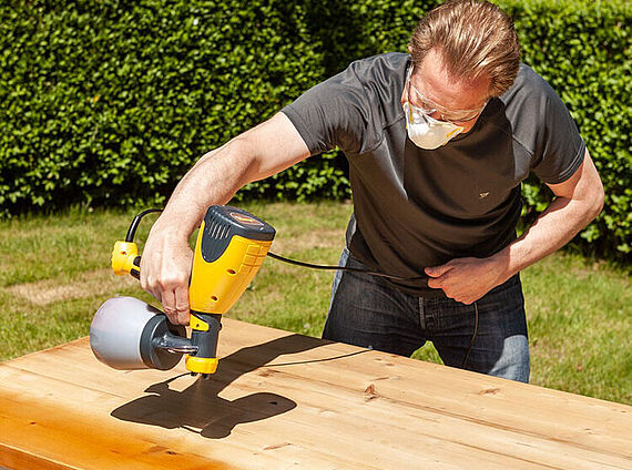 Appliquer une lasure sur une table à manger