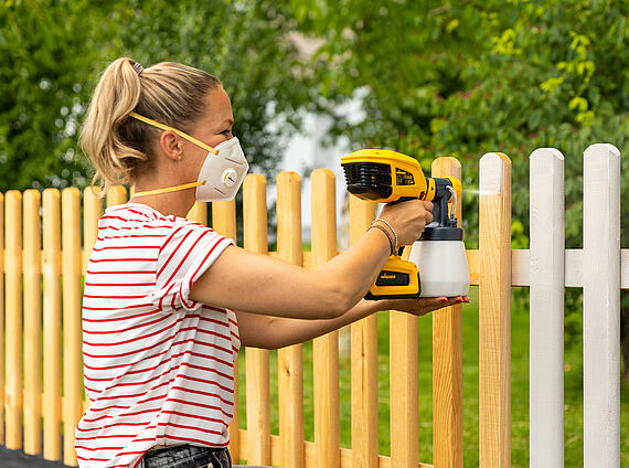 Painting wooden fences: effortlessly with a cordless paint sprayer