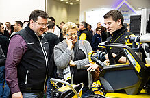Wagner Group Farbe Messe Gespräch Beratung