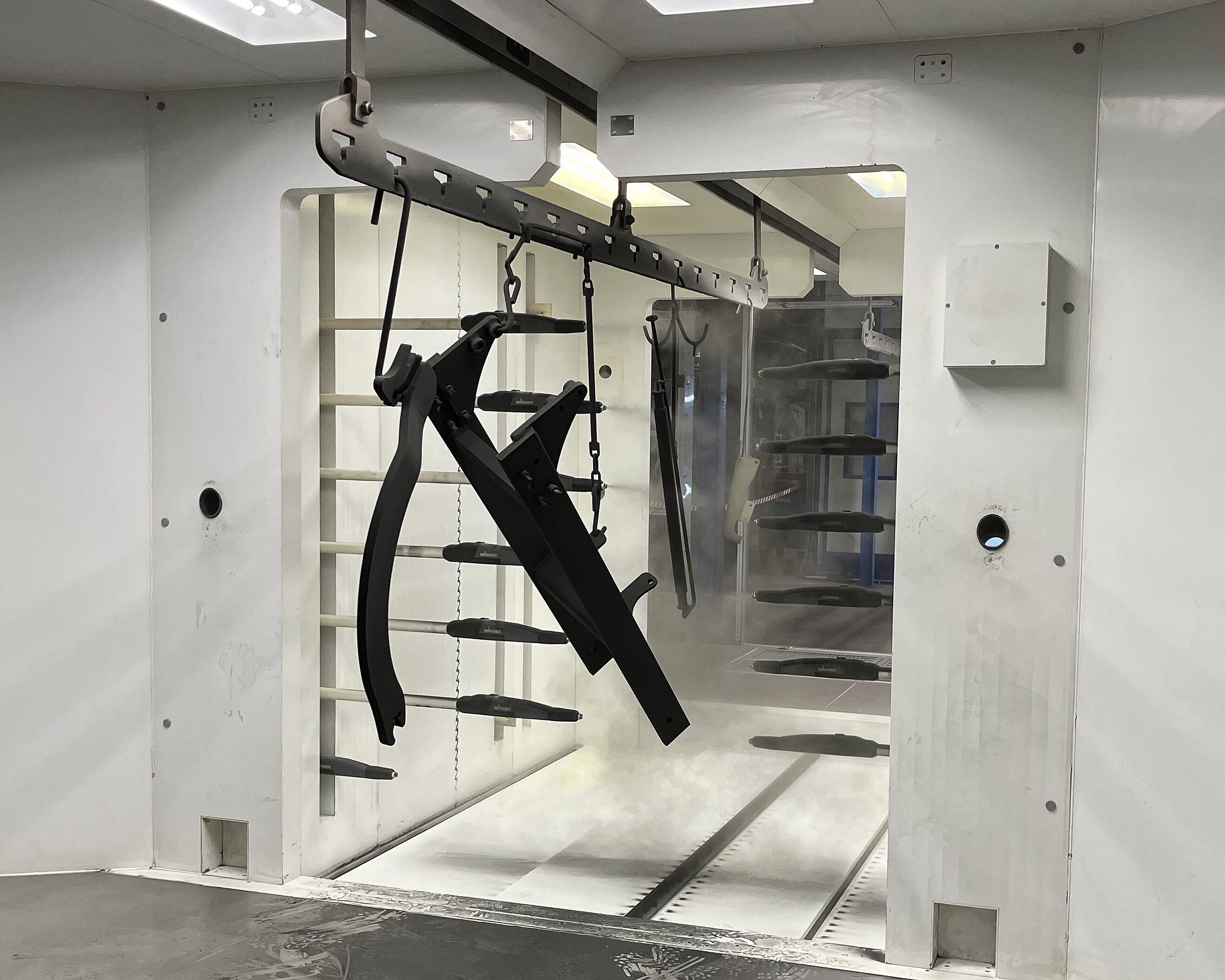 automatic powder coating of workpieces