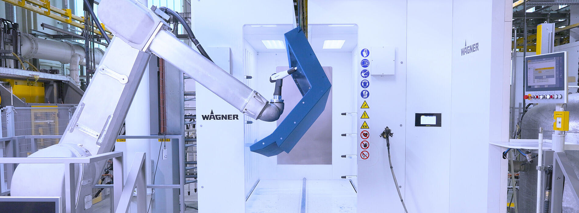 Industrieroboter arbeitet in WAGNER-Beschichtungskabine mit WAGNER-Sprühpistole