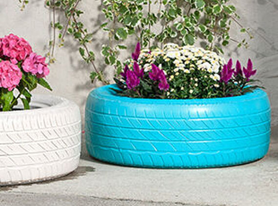 Pots de fleurs en pneus de voiture