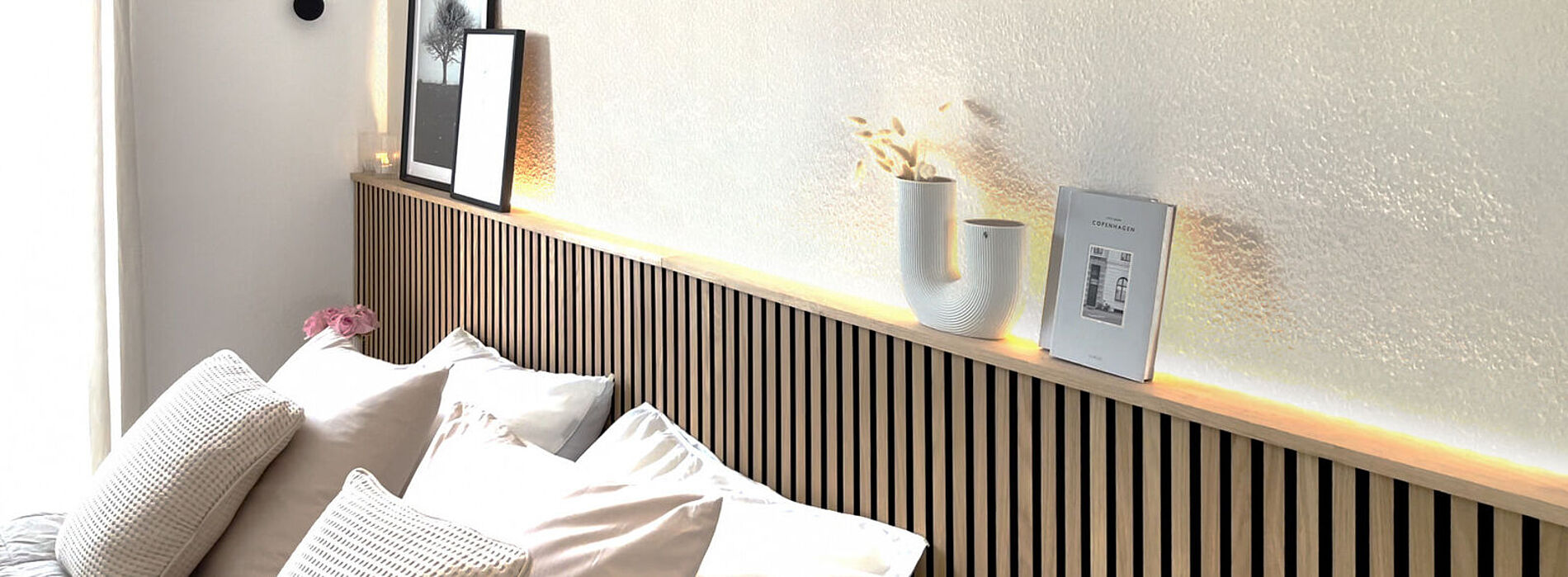 WAGNER Schlafzimmer-Wandgestaltung mit Paneelen & Farbe Ergebnis