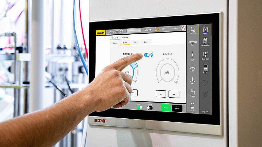 Hand bedient Touchscreen der Anlagensteuerung