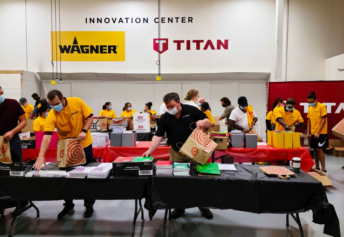 500 Schulranzen gefüllt von freiwilligen Wagner Mitarbeitern