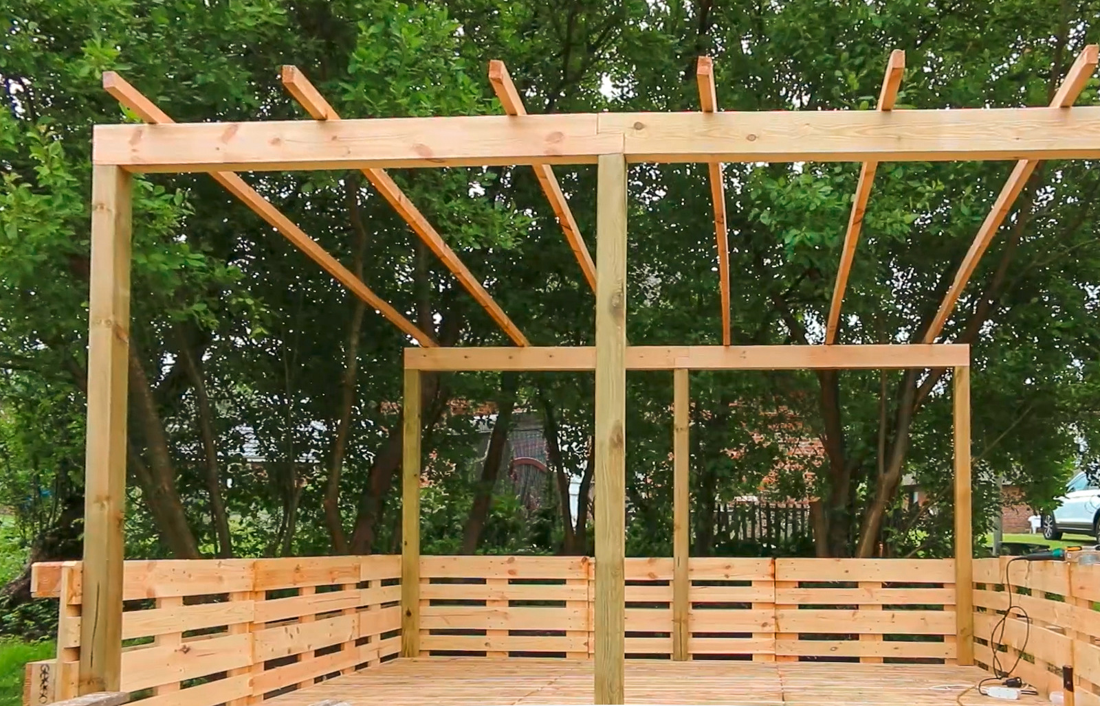 Dach aus Holz für eine Terrasse aus Paletten