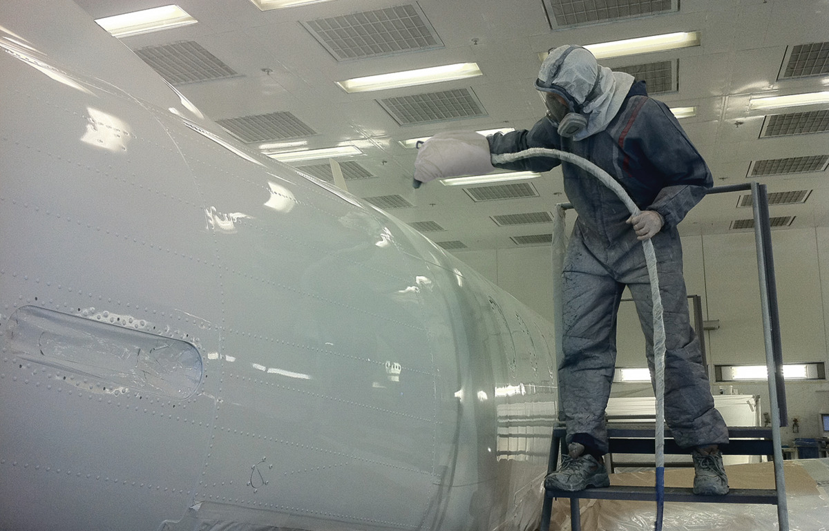 Electrostatic airspray manual gun for water-based paints
