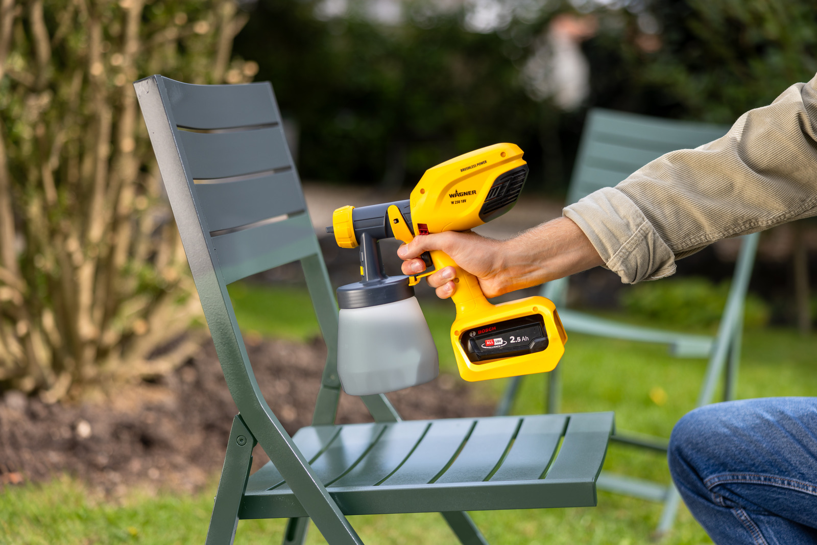 The flexible cordless paint sprayer for wood and metal paints
