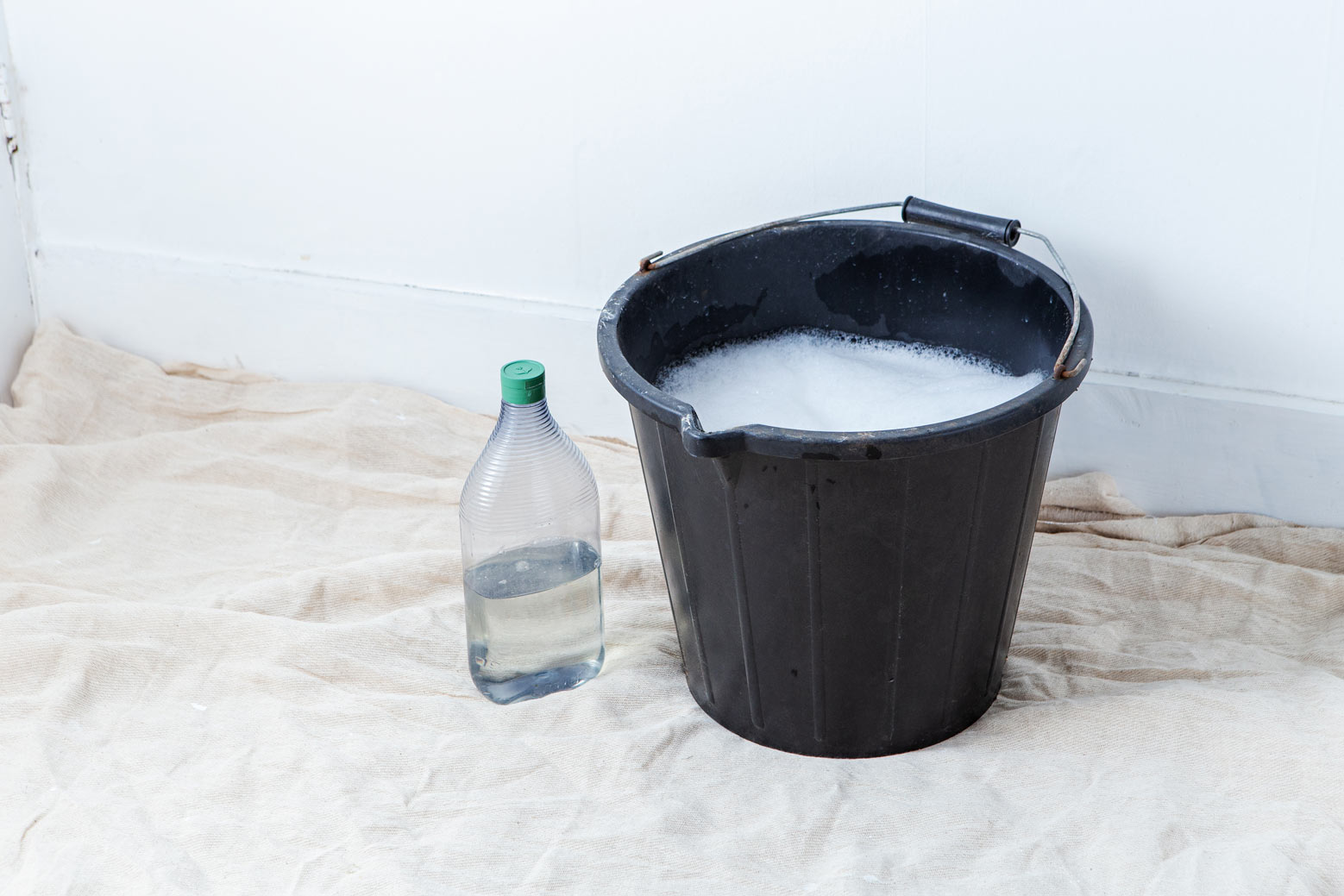 Schritt 2: Warmes Wasser mit Spülmittel vorbereiten Warmes Wasser mit Spülmittel vorbereiten